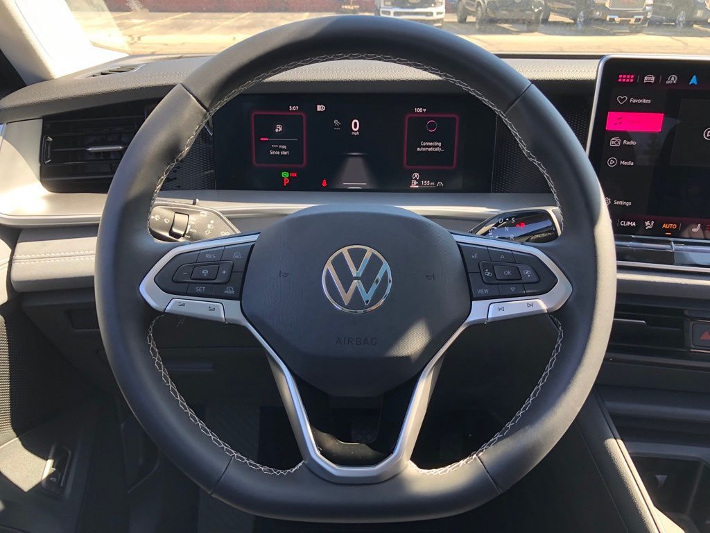 2025 Volkswagen Tiguan SE - Photo 13