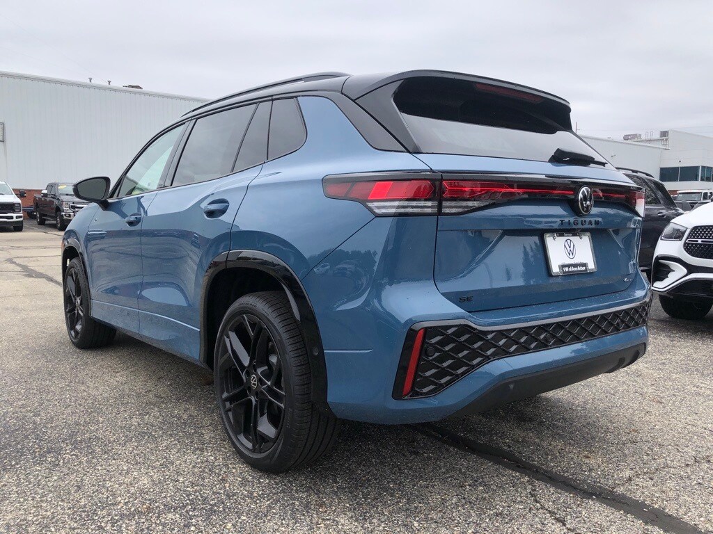 2025 Volkswagen Tiguan SE R-Line Black photo 4