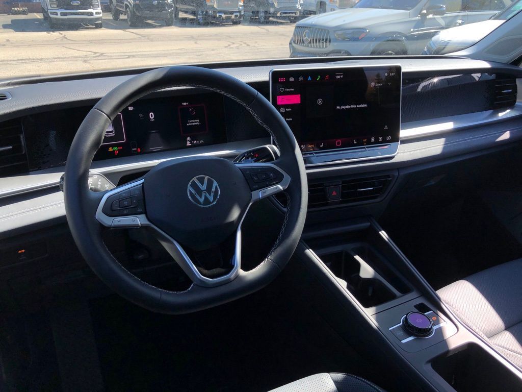 2025 Volkswagen Tiguan SE - Photo 10