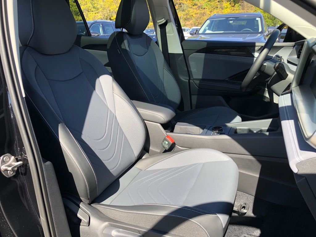 2025 Volkswagen Tiguan SE - Photo 26