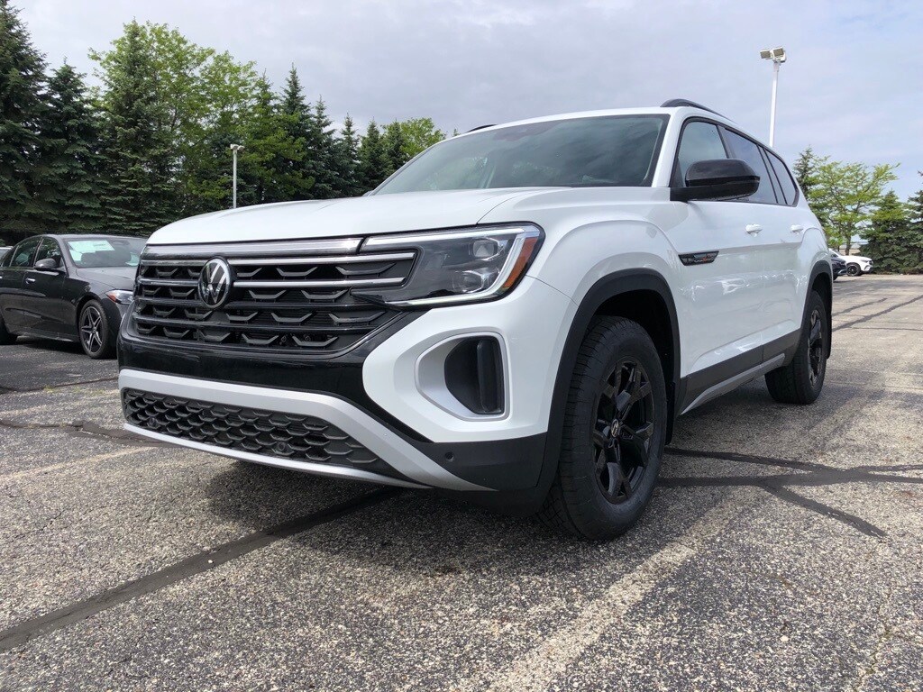 2025 Volkswagen Atlas Peak Edition SE photo 3