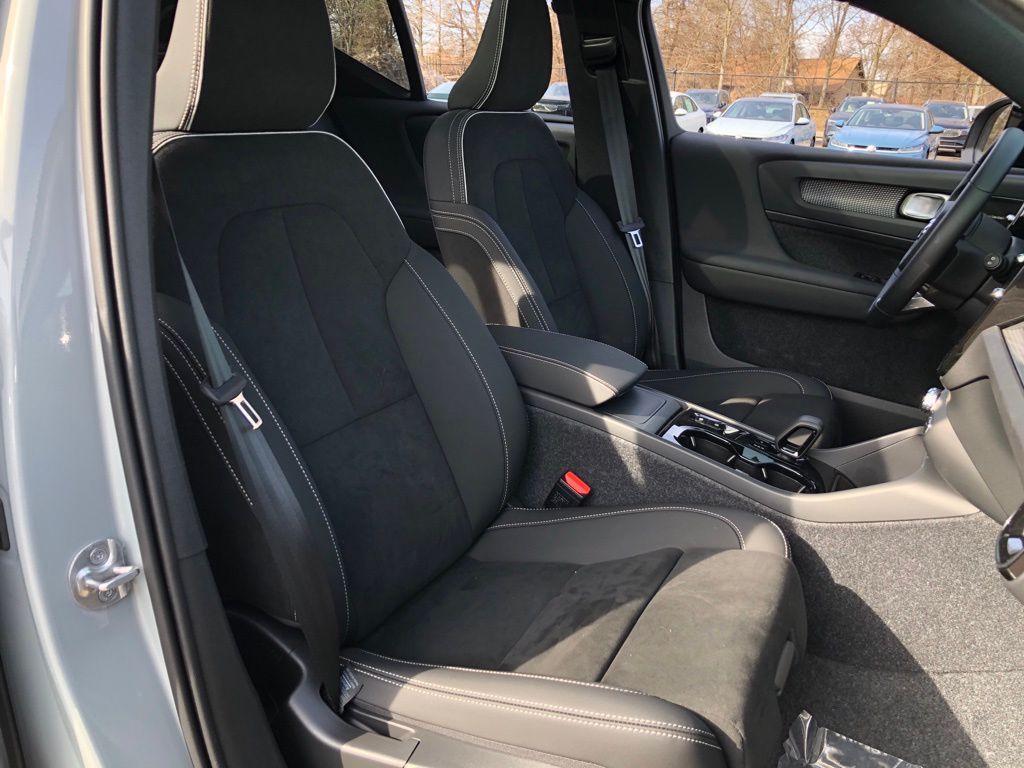 2026 Volvo XC40 Ultra Black Edition - Photo 28