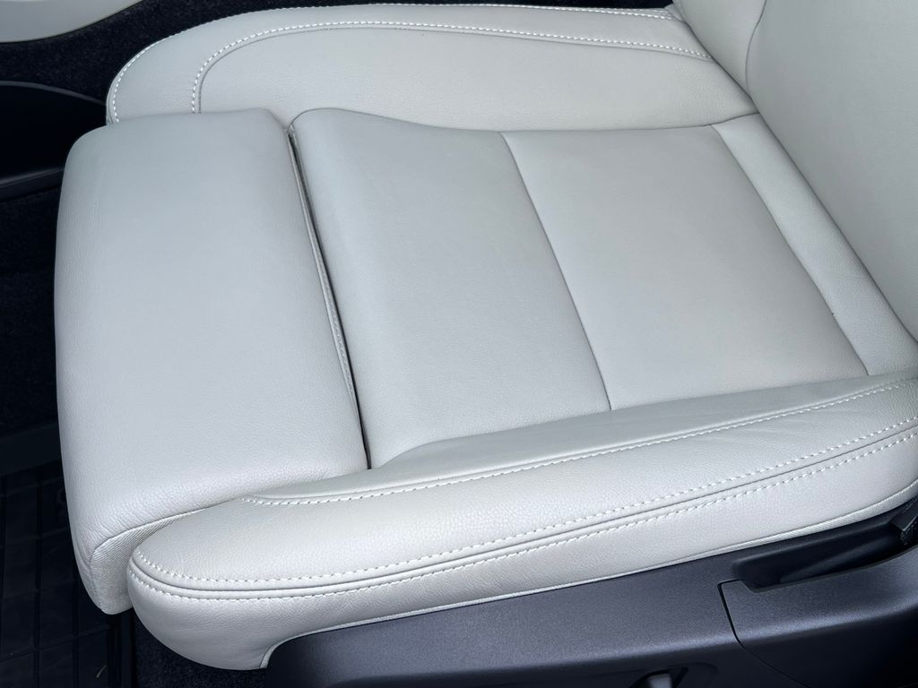 2026 Volvo XC40 Ultra - Photo 13