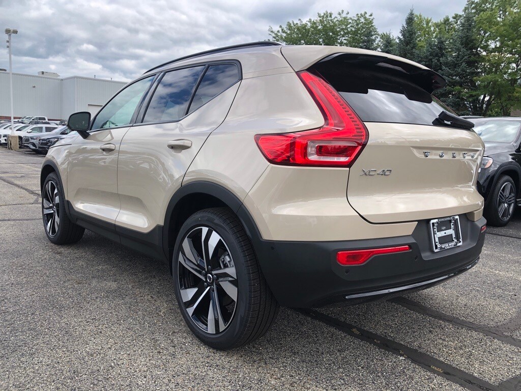 2026 Volvo XC40 photo 2