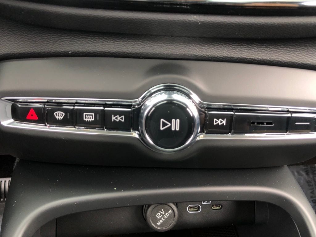 2026 Volvo XC40 Core - Photo 18
