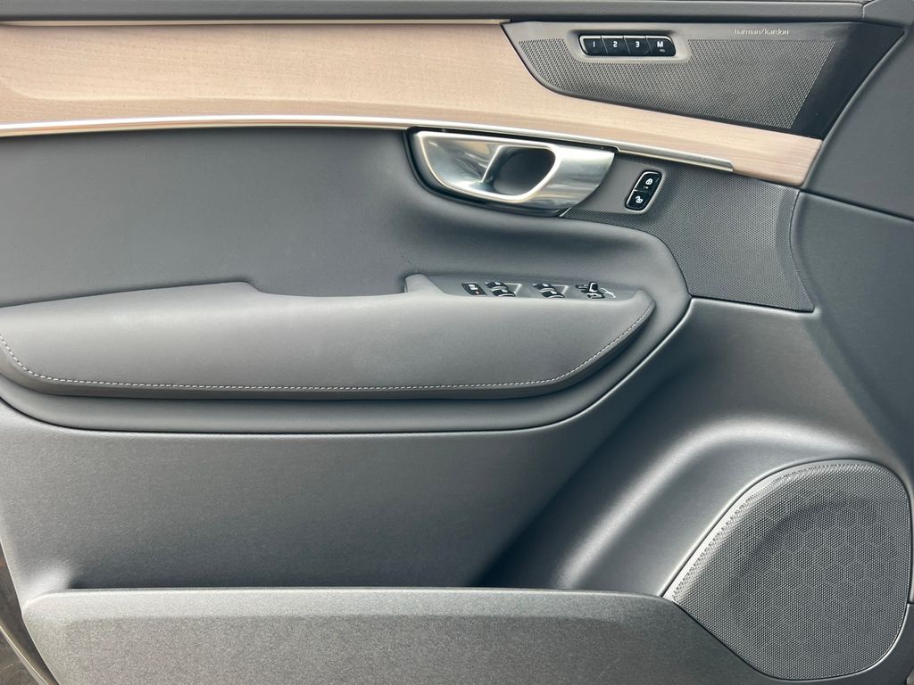 2026 Volvo XC90 Plus - Photo 14