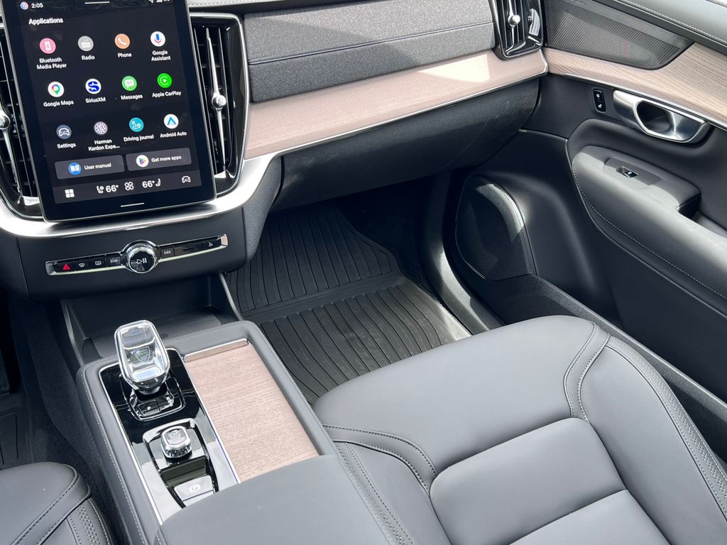 2026 Volvo XC90 Plus - Photo 18