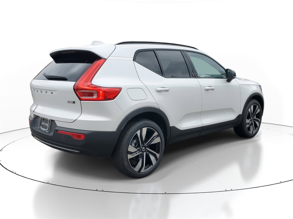 2025 Volvo XC40 Plus photo 3