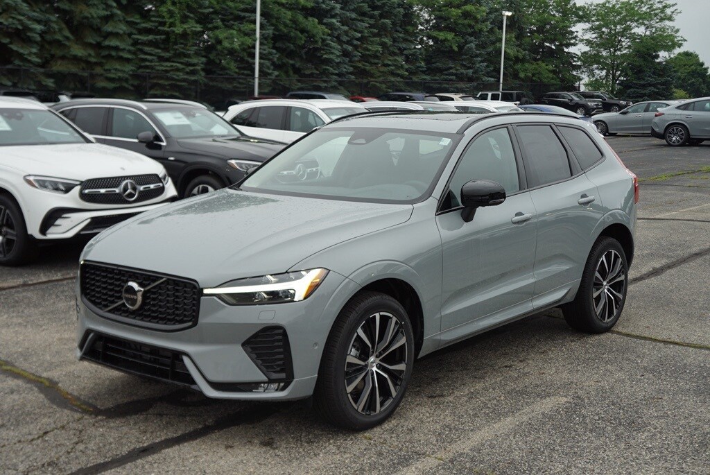 2025 Volvo XC60 B5 Plus photo 2
