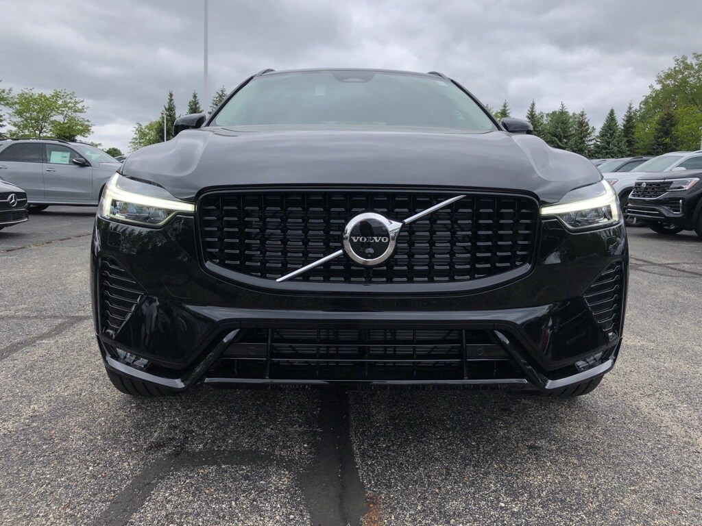 2025 Volvo XC60 B5 photo 2