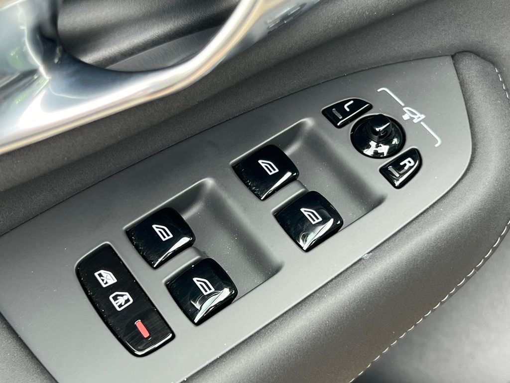 2026 Volvo XC90 Plus - Photo 15