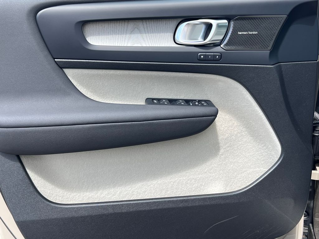 2026 Volvo XC40 Ultra - Photo 9