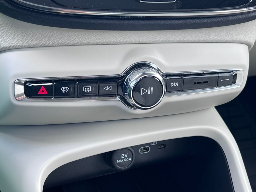 2026 Volvo XC40 Ultra - Photo 24