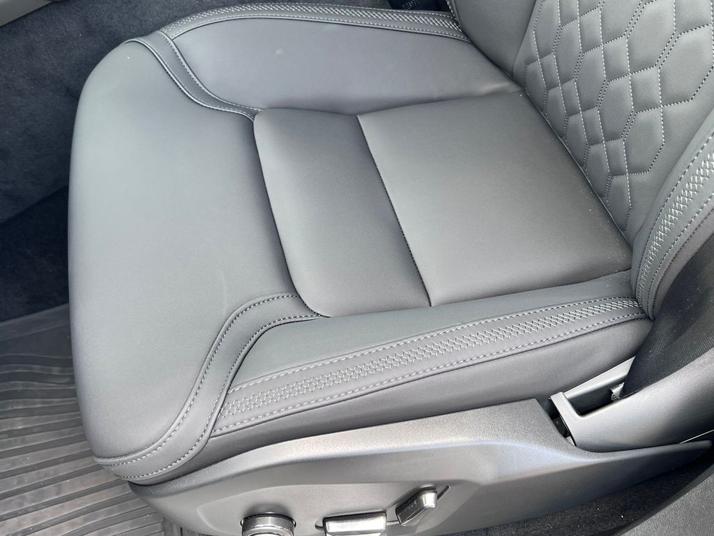 2026 Volvo XC90 Plus - Photo 14