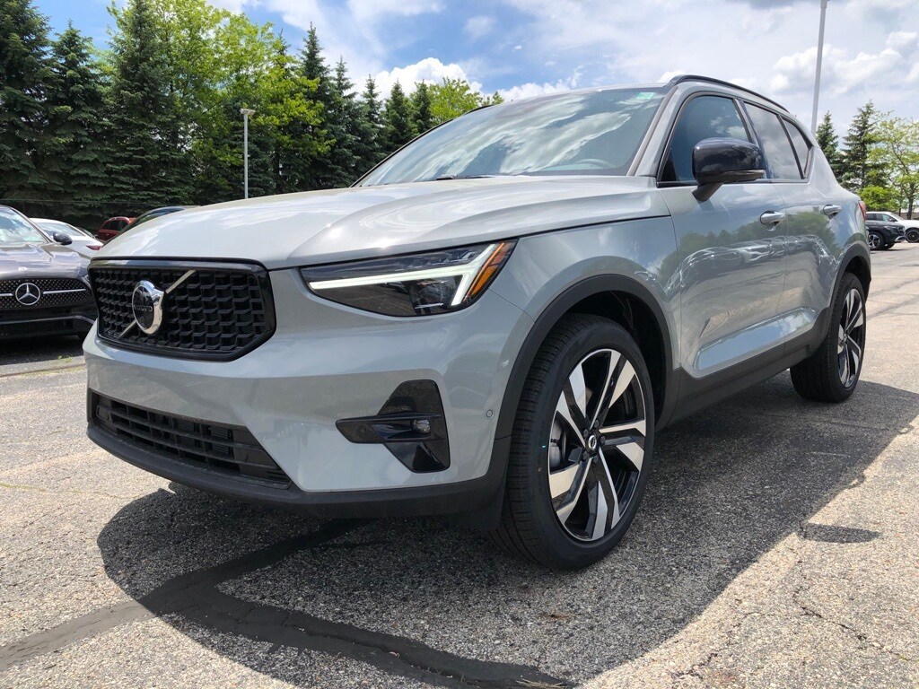 2025 Volvo XC40 Plus photo 3