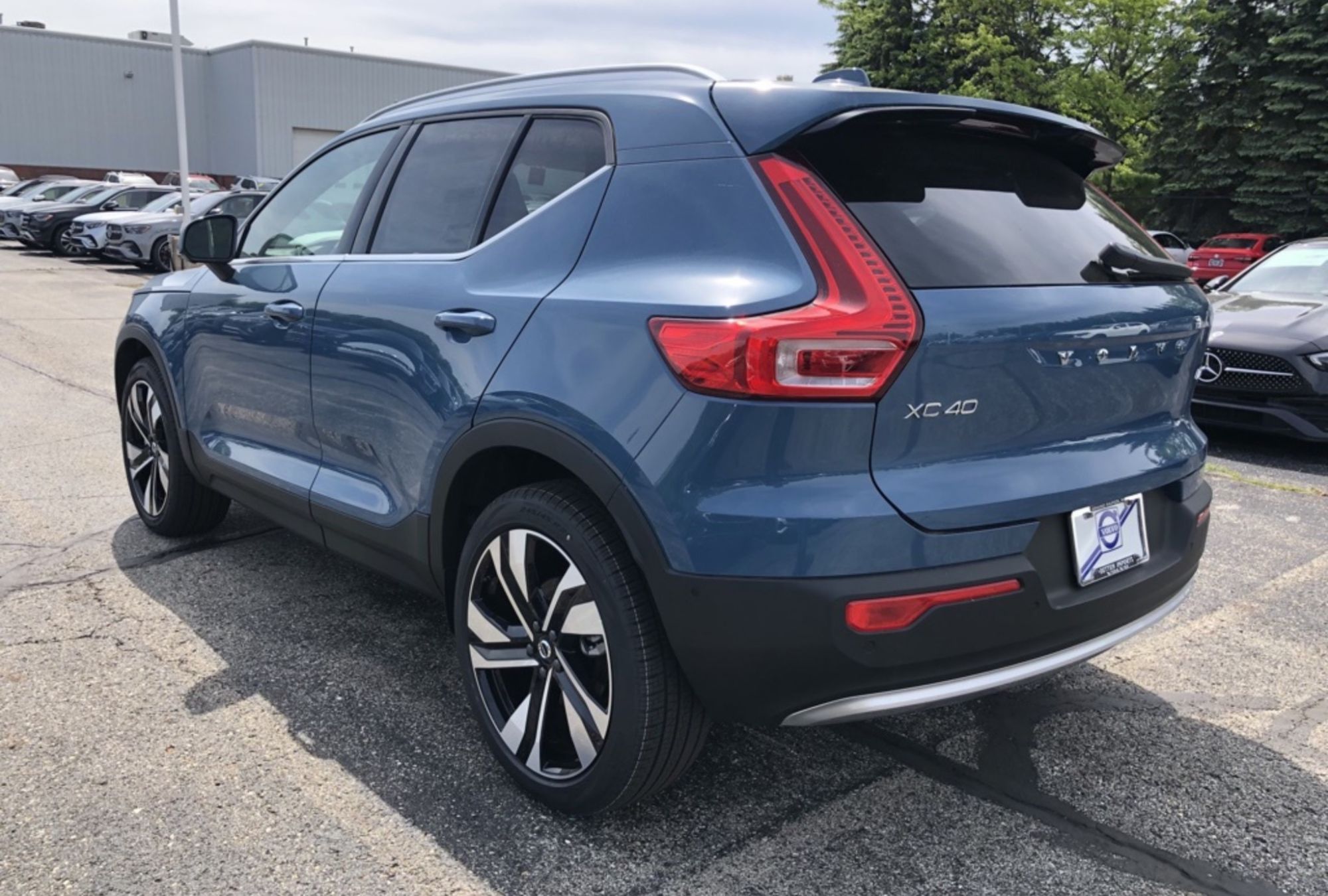 2025 Volvo XC40 photo 4