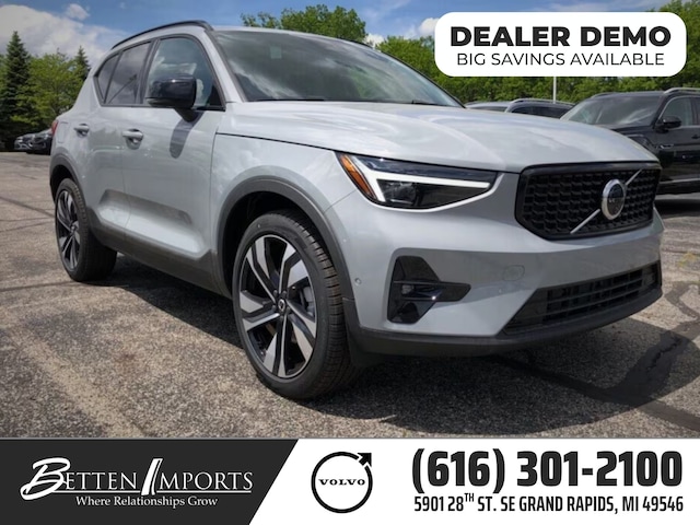 2025 Volvo XC40 B5 Plus Dark Theme AWD SUV