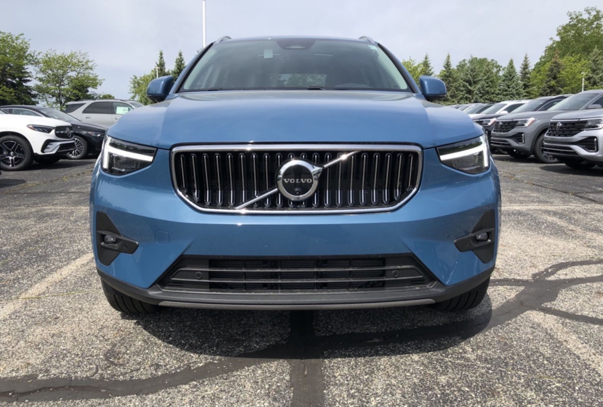 2025 Volvo XC40 photo 2