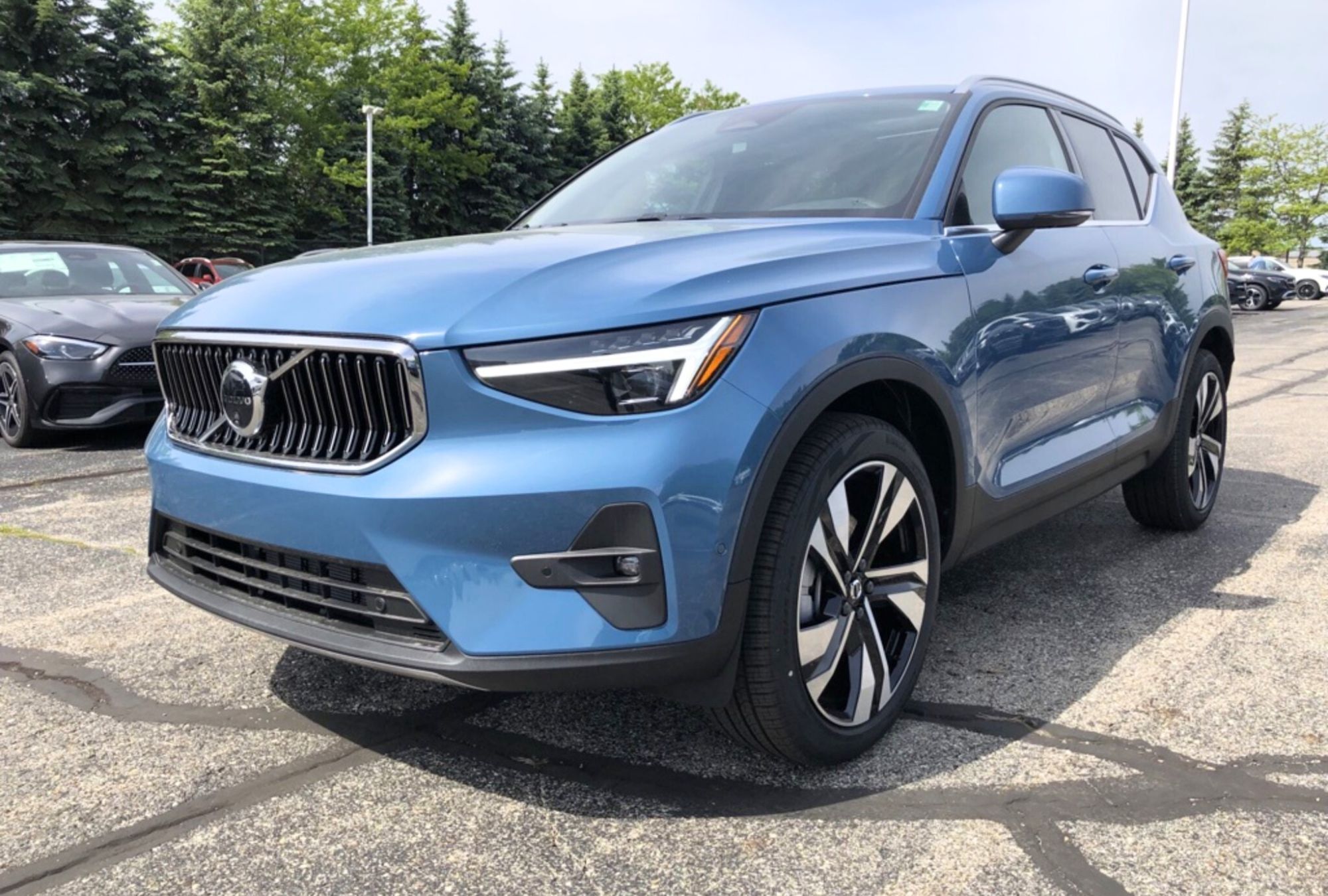 2025 Volvo XC40 photo 3