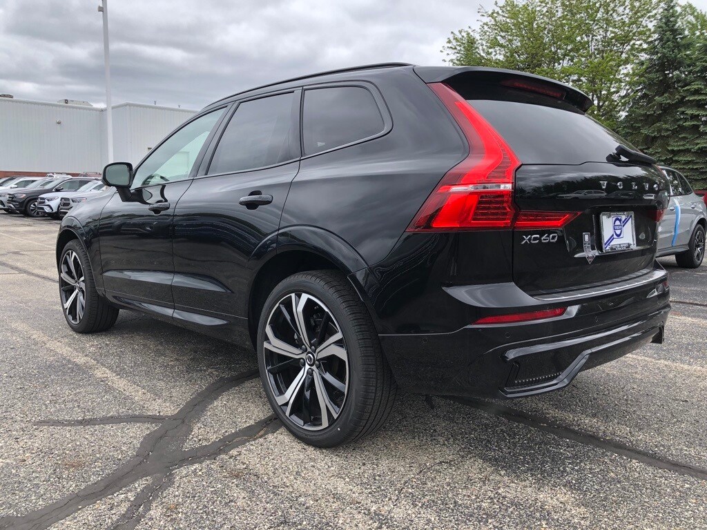 2025 Volvo XC60 B5 photo 4