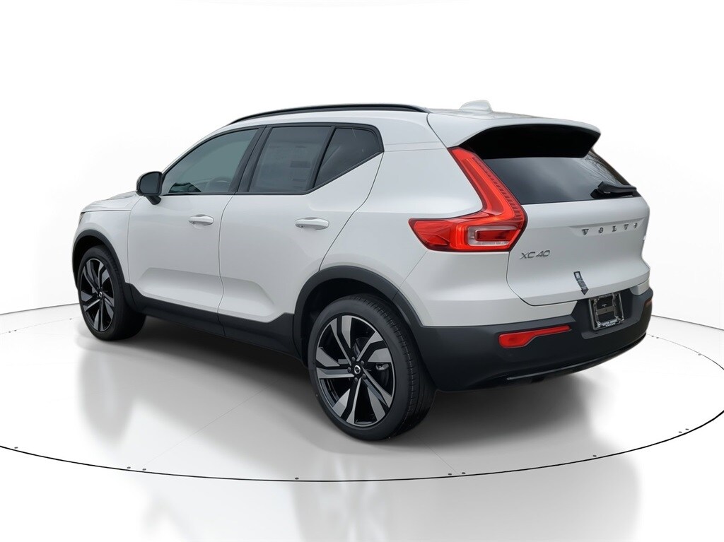 2025 Volvo XC40 Plus photo 2