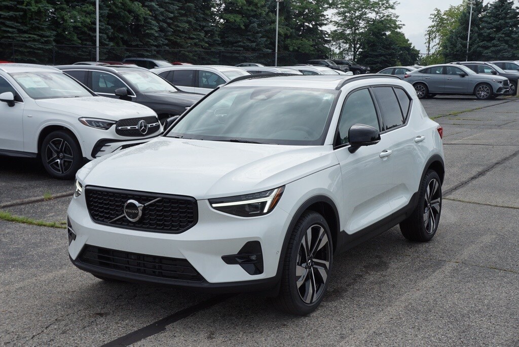 2025 Volvo XC40 photo 2