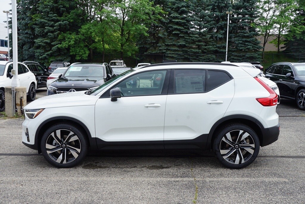 2025 Volvo XC40 photo 3