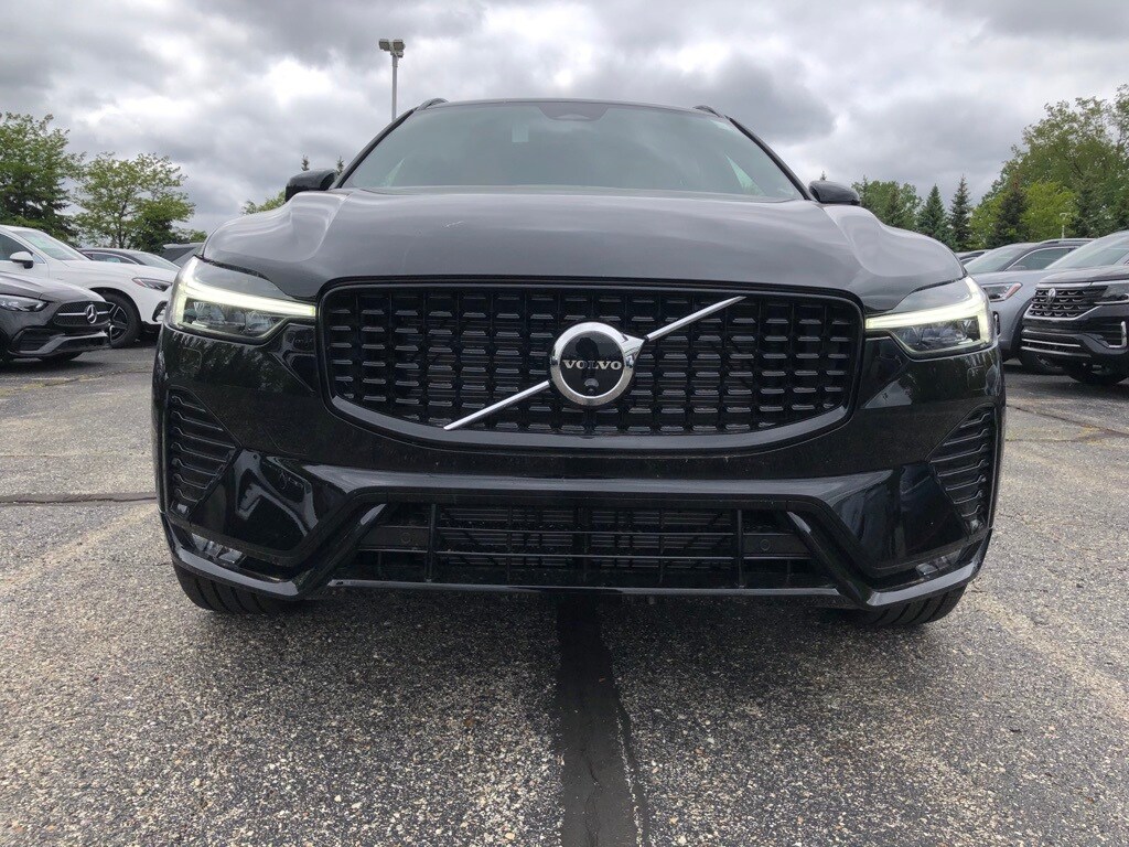 2025 Volvo XC60 B5 photo 2