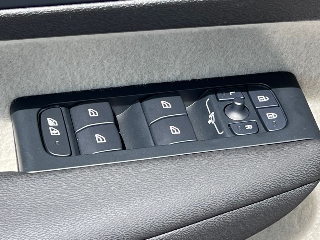 2026 Volvo XC40 Ultra - Photo 10