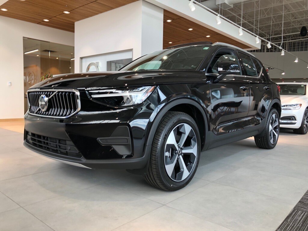 2025 Volvo XC40 Core photo 3