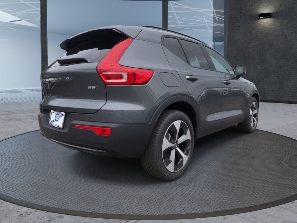 New 2026 Volvo XC40 B5 Core SUV