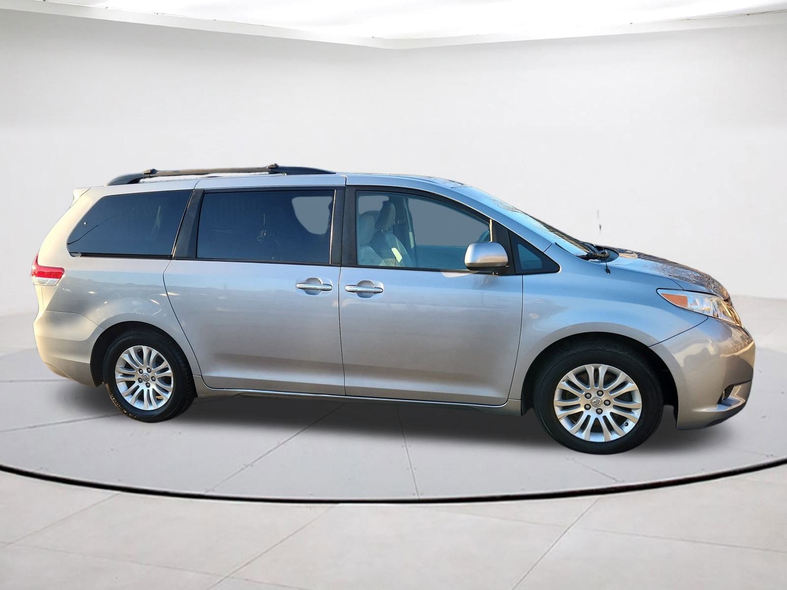 2014 Toyota Sienna XLE's photo