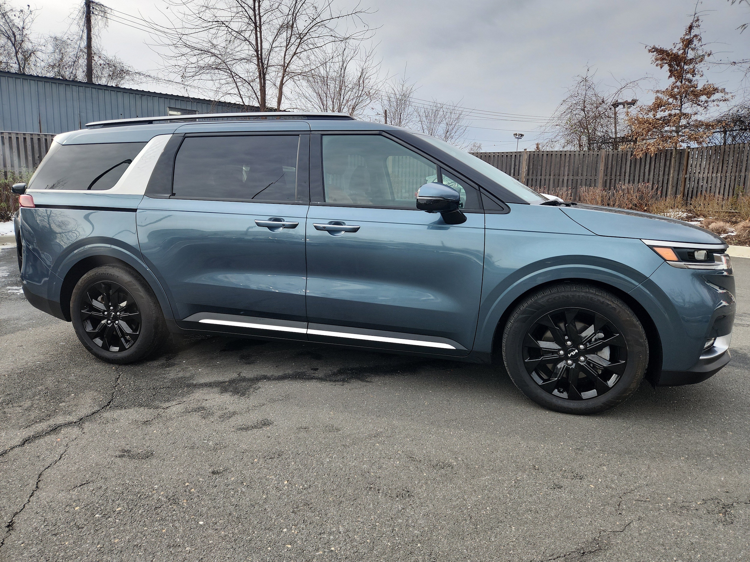 2024 Kia Carnival SX's photo