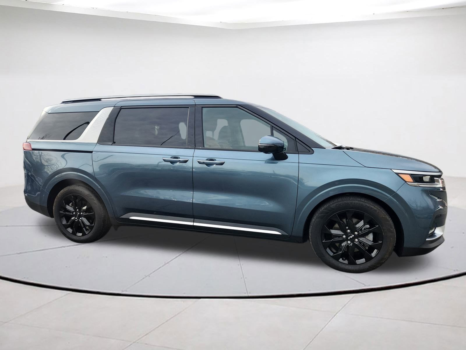 2024 Kia Carnival SX's photo