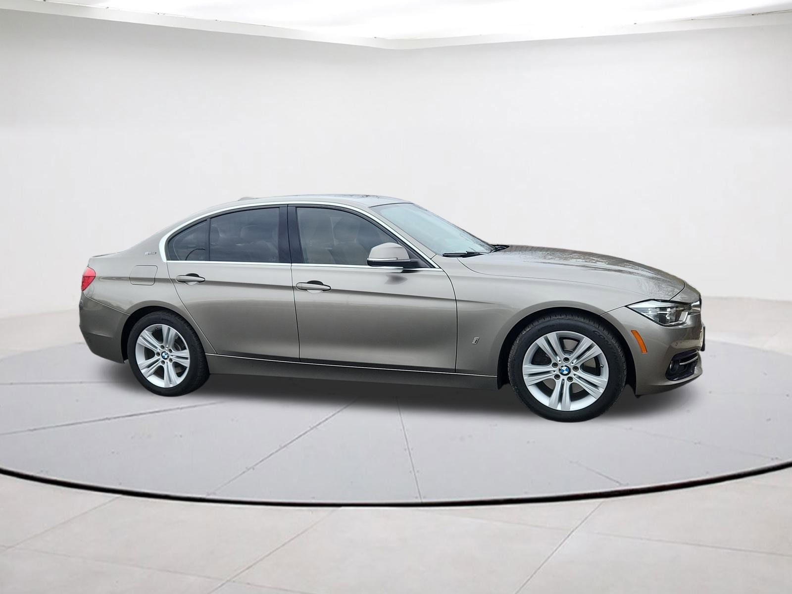 2017 BMW 3 Series 330e's photo