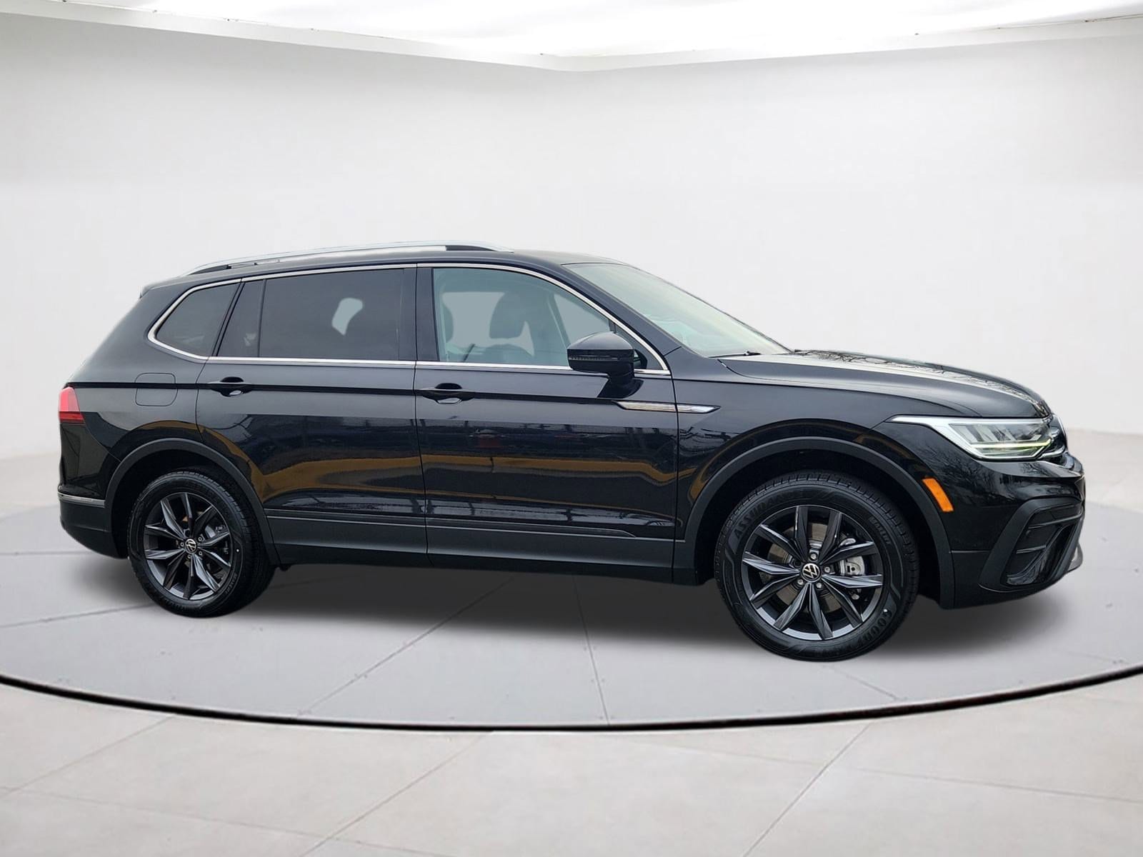 2023 Volkswagen Tiguan SE's photo