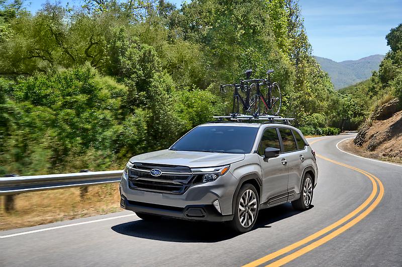 25MY_Forester_Touring_-_in_motion_2__mid%20(1).jpg