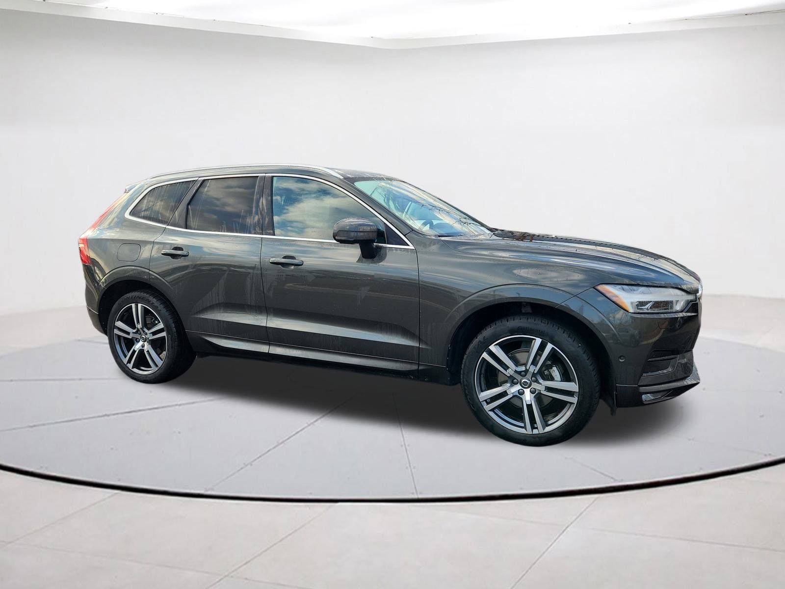 2018 Volvo XC60 Momentum's photo