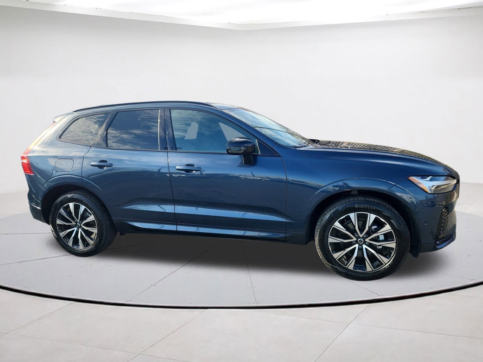 2025 Volvo XC60 Plus's photo