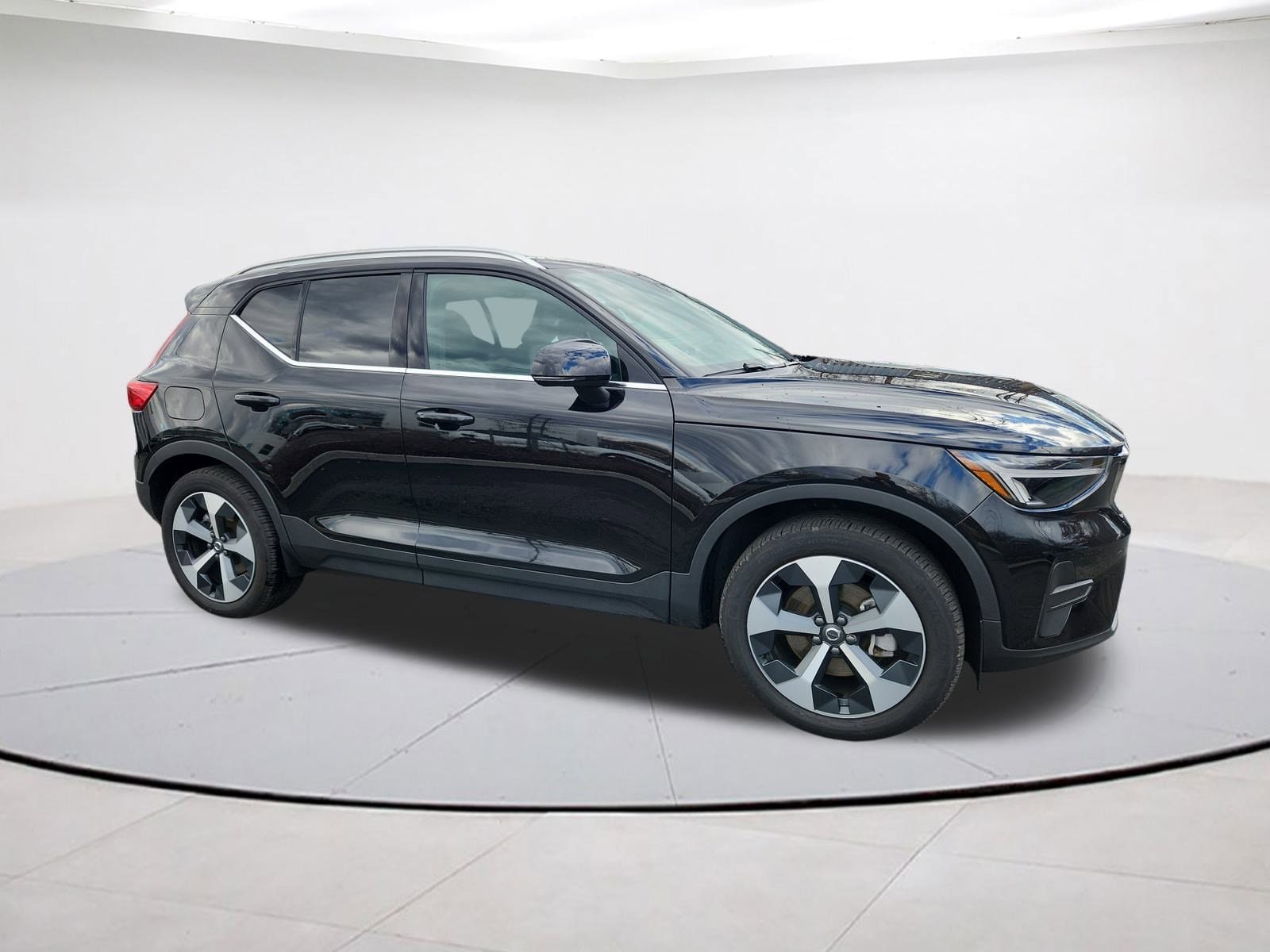 2025 Volvo XC40 Core's photo