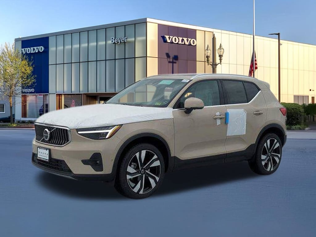New 2025 Volvo XC40 B5 Ultra Bright Theme SUV