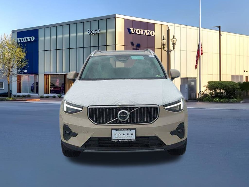 New 2025 Volvo XC40 B5 Ultra Bright Theme SUV