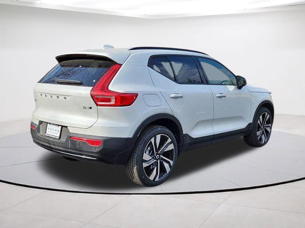 New 2025 Volvo XC40 B5 Ultra Dark Theme SUV