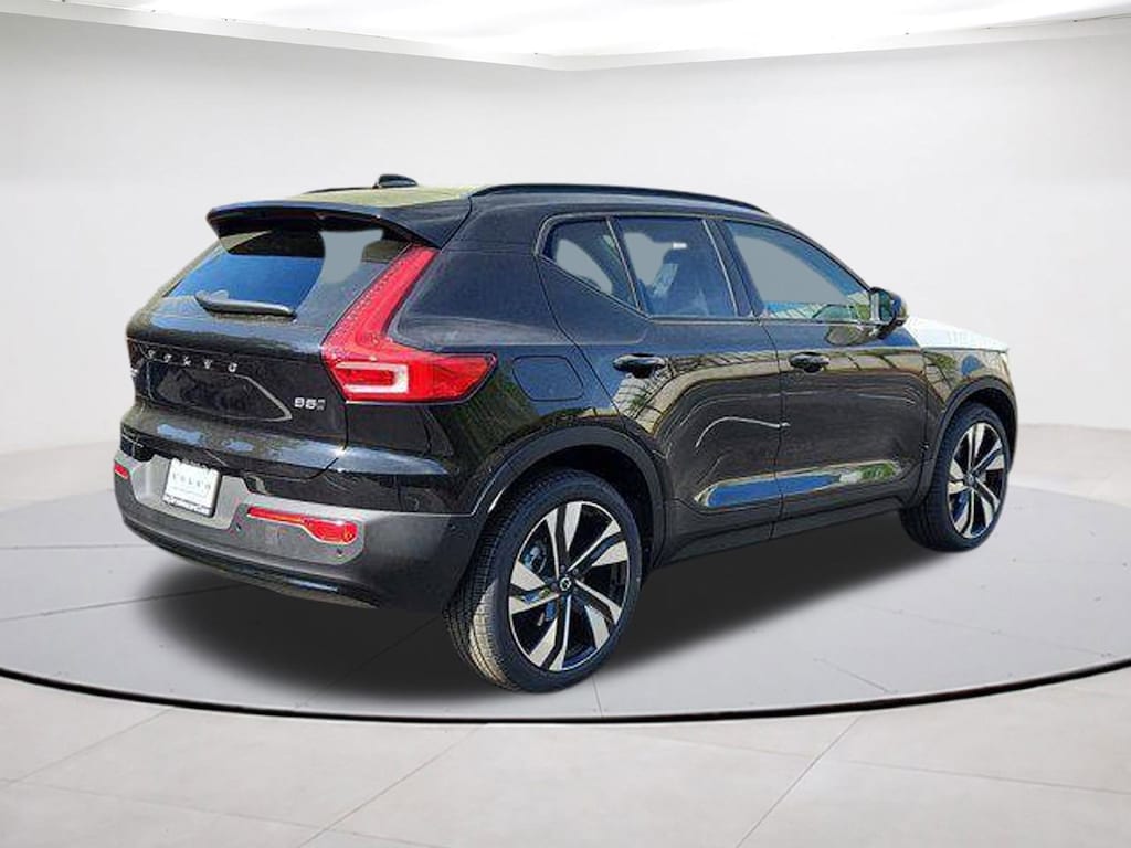 New 2025 Volvo XC40 B5 Ultra Dark Theme SUV