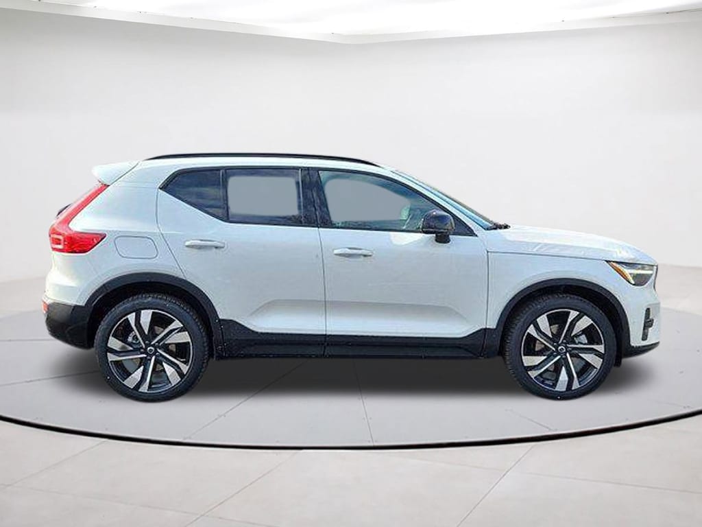 New 2025 Volvo XC40 B5 Ultra Dark Theme SUV