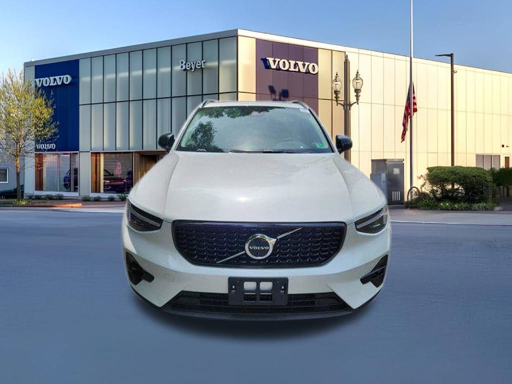 New 2025 Volvo XC40 B5 Plus Dark Theme SUV