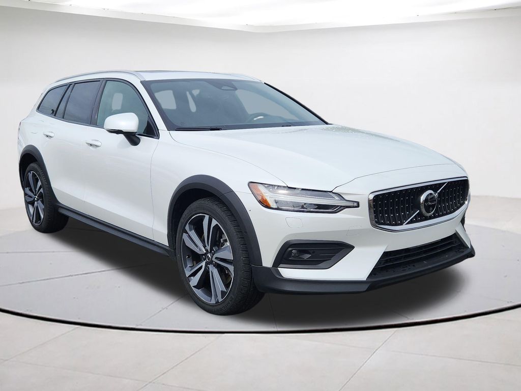2025 Volvo V60 Cross Country B5 Plus AWD's photo