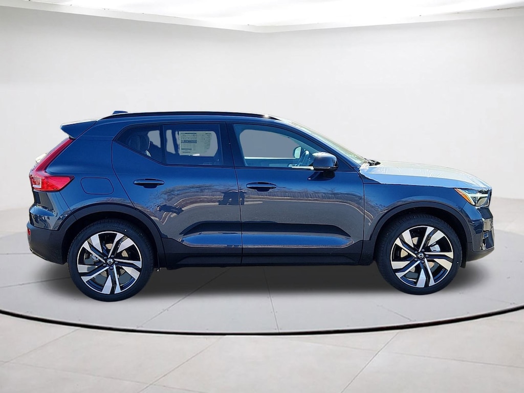 New 2026 Volvo XC40 B5 Ultra SUV