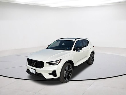 2025 Volvo XC40 B5 Plus Dark Theme SUV