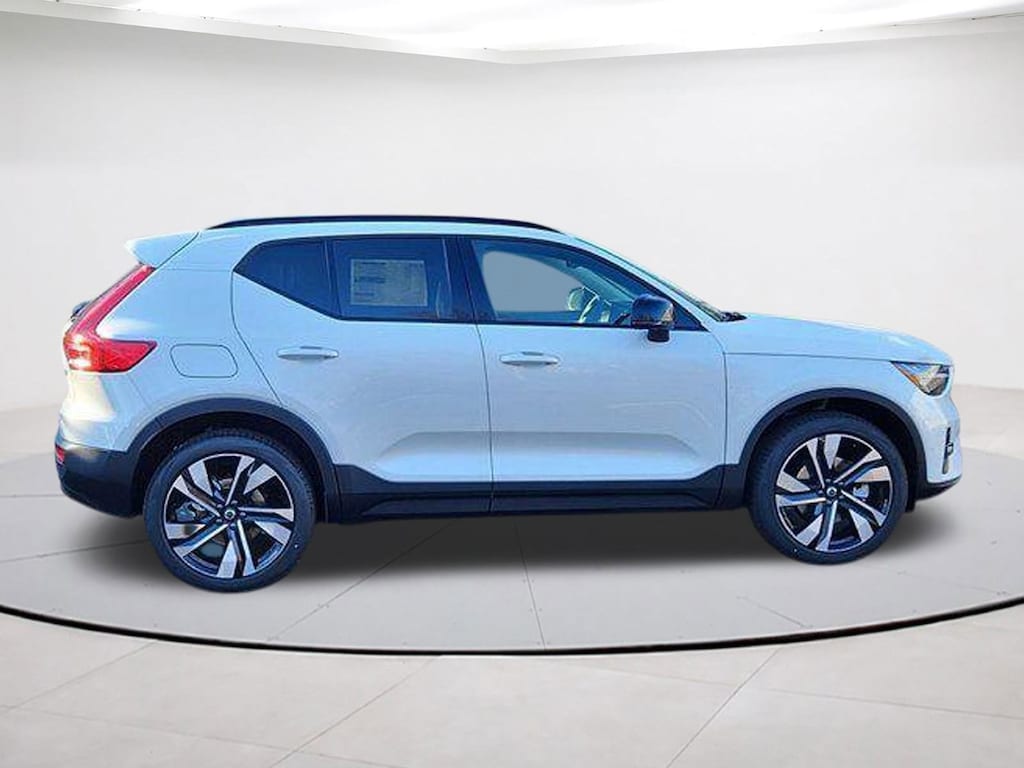 New 2025 Volvo XC40 B5 Plus Dark Theme SUV